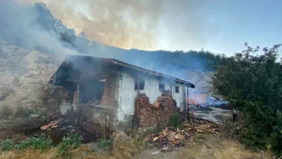 Kastamonu’da ahşap evde çıkan yangın ormanlık alana sıçradı. Alevlere havadan