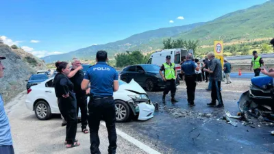 Kastamonu’nun Hanönü ilçesinde iki otomobilin çarpışması neticesinde meydana gelen kazada