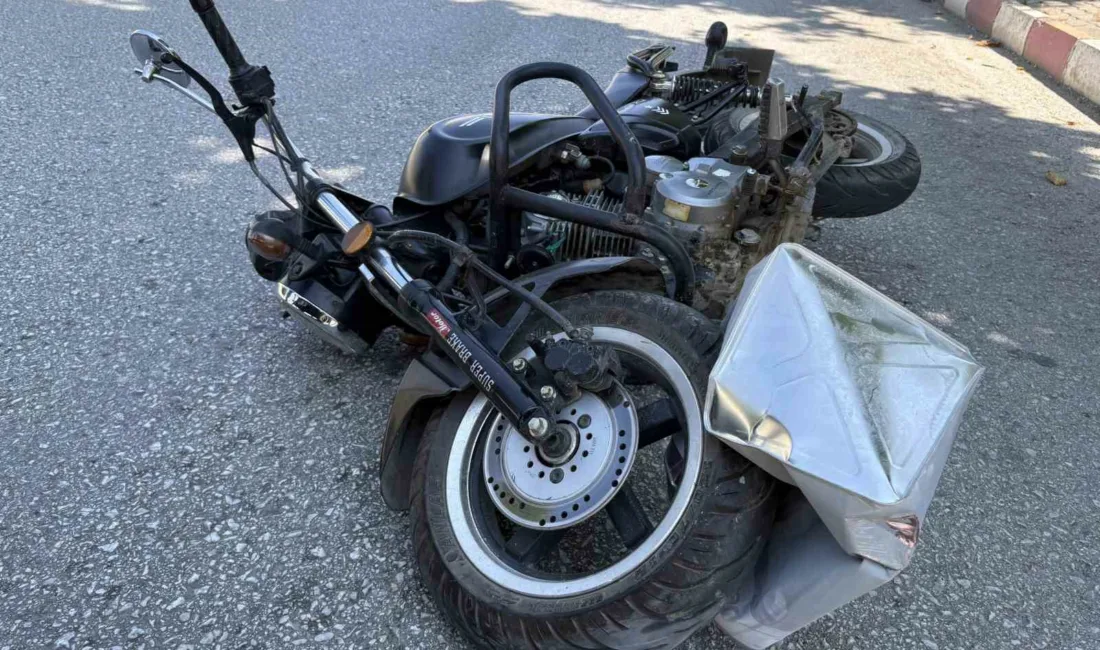 Kastamonu’nun Tosya ilçesinde yola düşen tenekeye çarpan motosikletin sürücüsü yaralandı.