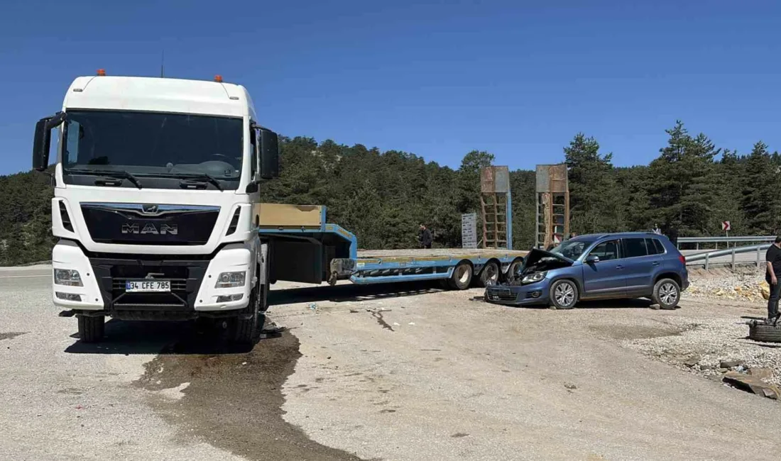 Kastamonu’nun Devrekani ilçesinde otomobil ile tırın çarpıştığı kazada 4 kişi