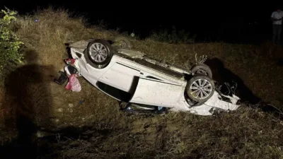 Kastamonu’nun Tosya ilçesinde yoldan çıkarak şarampole yuvarlanan otomobilin sürücüsü yaralandı.