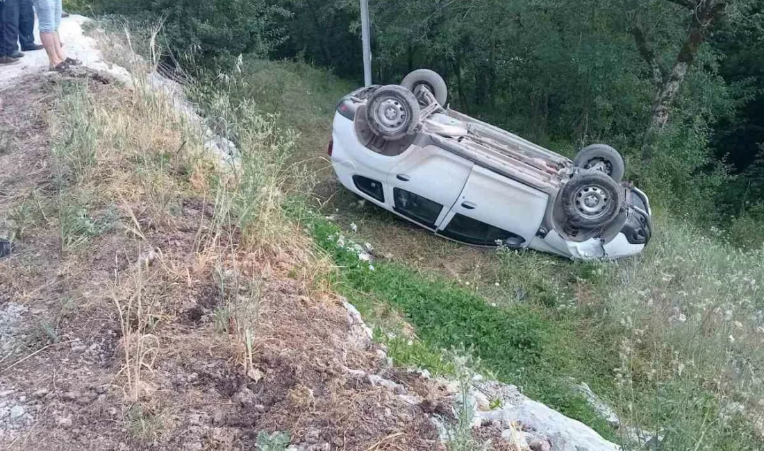Kastamonu’nun Küre ilçesinde yoldan çıkarak tarlaya yuvarlanan otomobildeki 3 kişi