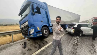 Kastamonu’nun Tosya ilçesinde sağanak yağış sebebiyle kayganlaşan D100 karayolunda meydana