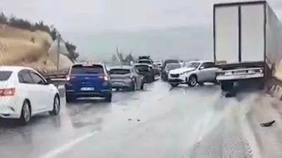 Kastamonu’nun Tosya ilçesinde sağanak yağış sebebiyle kayganlaşan D100 karayolunda meydana