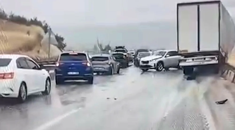 Kastamonu’nun Tosya ilçesinde sağanak yağış sebebiyle kayganlaşan D100 karayolunda meydana
