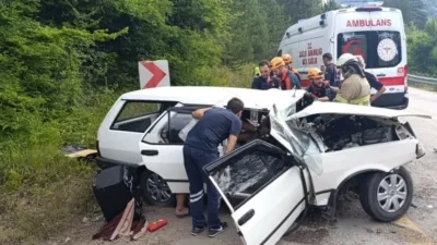 Karabük-Bartın kara yolunda tırın dorsesinin karşı şeride geçerek otomobile çarpması