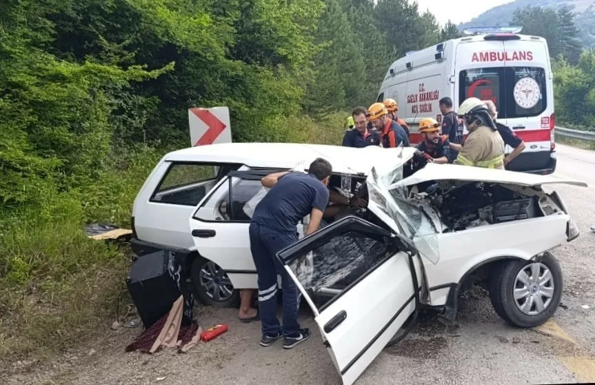 Karabük-Bartın kara yolunda tırın dorsesinin karşı şeride geçerek otomobile çarpması