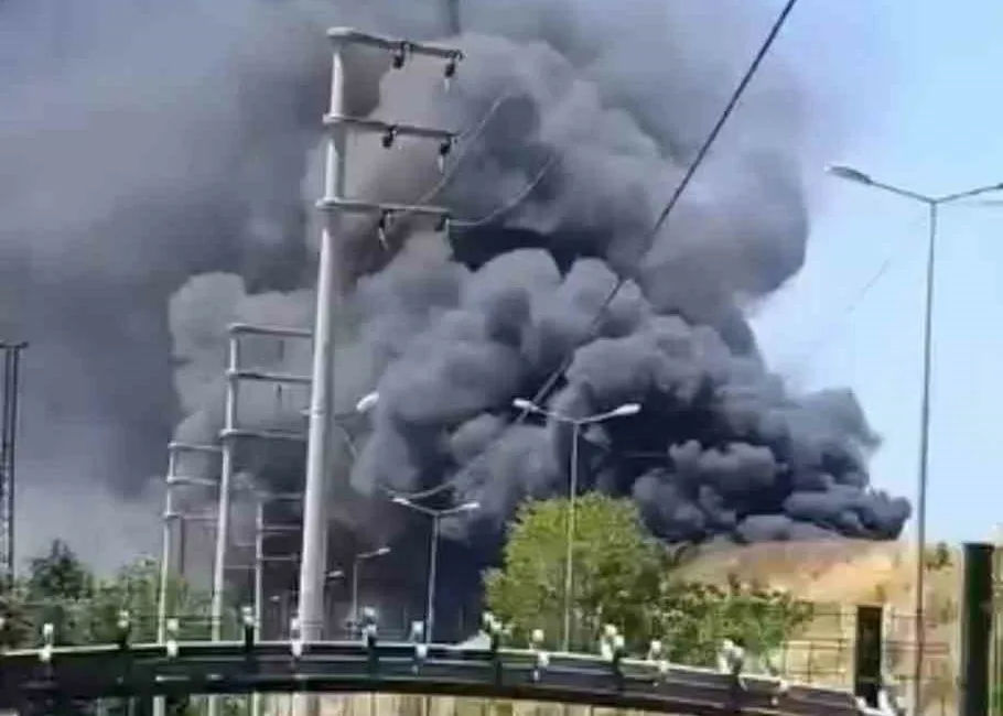 Kocaeli’nin Körfez ilçesinde bir iş yerinde çıkan yangın, itfaiye ekiplerince