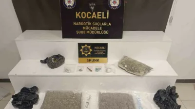 Kocaeli’de polis ekiplerince düzenlenen uyuşturucu operasyonlarında yakalanan 7 şüpheliden 2’si