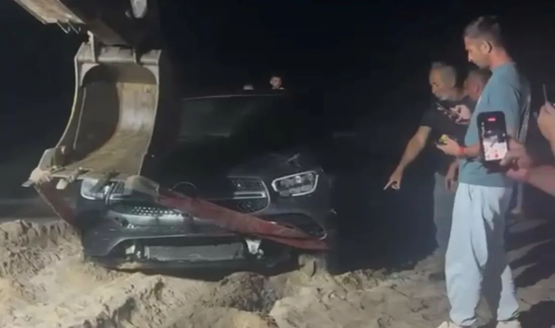 Kocaeli’nin Kandıra ilçesinde sürücüsünün kontrolünden çıkan otomobil, tatilcilerin çadır kurduğu