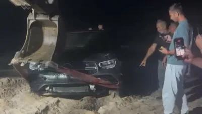 Kocaeli’nin Kandıra ilçesinde sürücüsünün kontrolünden çıkan otomobil, tatilcilerin çadır kurduğu