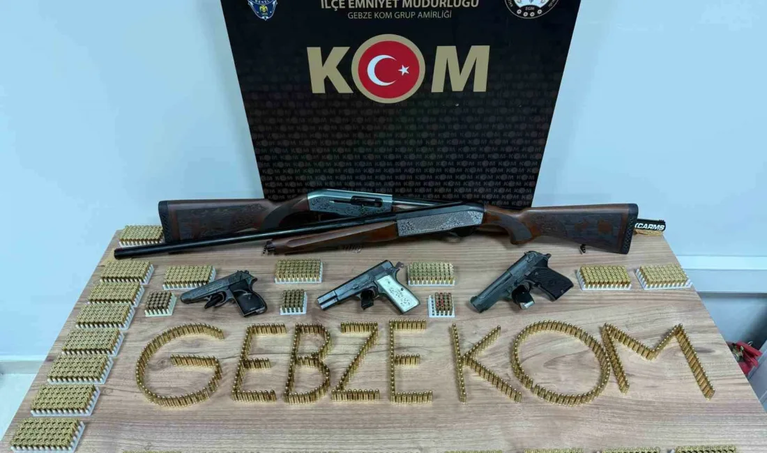 Kocaeli’nin Darıca ilçesinde düzenlenen operasyonda 2 ruhsatsız tabanca, 2 ruhsatsız