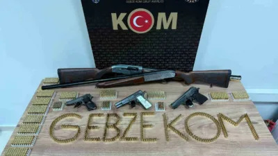 Kocaeli’nin Darıca ilçesinde düzenlenen operasyonda 2 ruhsatsız tabanca, 2 ruhsatsız