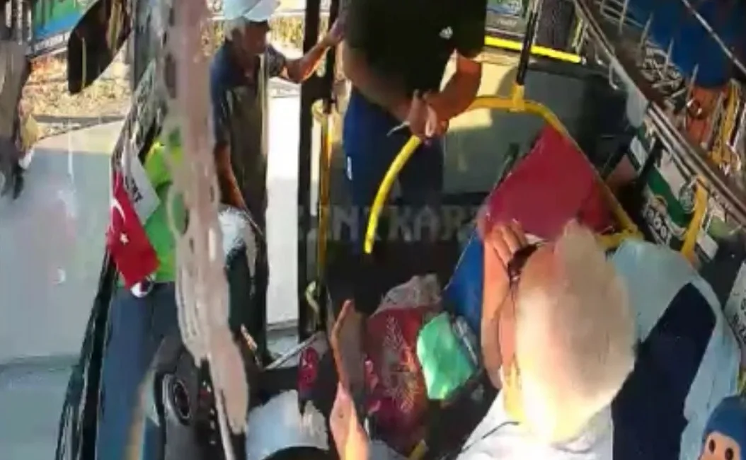 Kocaeli’nin İzmit ilçesinde özel halk otobüsüne binen bir kişi, kural