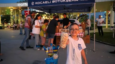 Kocaeli Büyükşehir Belediyesi tarafından kentin farklı noktalarında düzenlenen “Yaz Neşesi