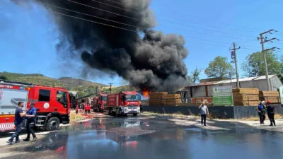 Kocaeli’de boya fabrikasında çıkan yangında bir işçinin cansız bedenine ulaşıldı,