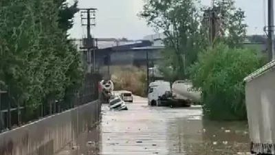 Kocaeli’de etkili olan şiddetli sağanak, cadde ve sokakları göle çevirdi.
