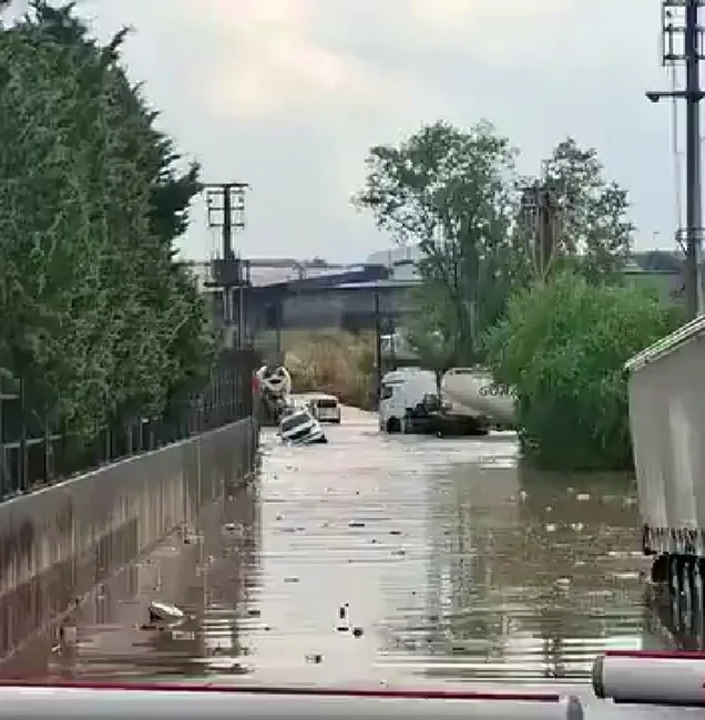 Kocaeli’de etkili olan şiddetli sağanak, cadde ve sokakları göle çevirdi.