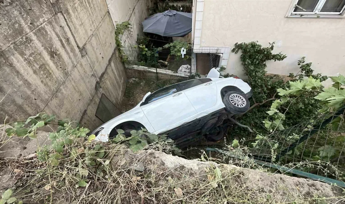 Kocaeli’de sürücüsünün direksiyon hakimiyetini kaybettiği otomobil, yaklaşık 5 metre yükseklikten
