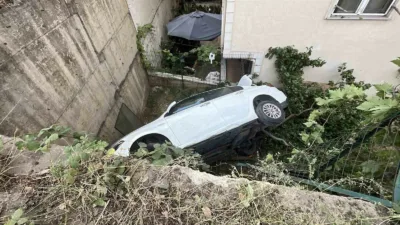 Kocaeli’de sürücüsünün direksiyon hakimiyetini kaybettiği otomobil, yaklaşık 5 metre yükseklikten