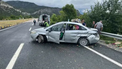 Kastamonu’nun Hanönü ilçesinde sürücüsünün direksiyon hakimiyetini kaybetmesi sonucu kontrolden çıkan