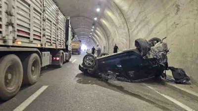 Zonguldak’ta seyir halindeyken önündeki tıra, ardından da girdiği tünelde duvara