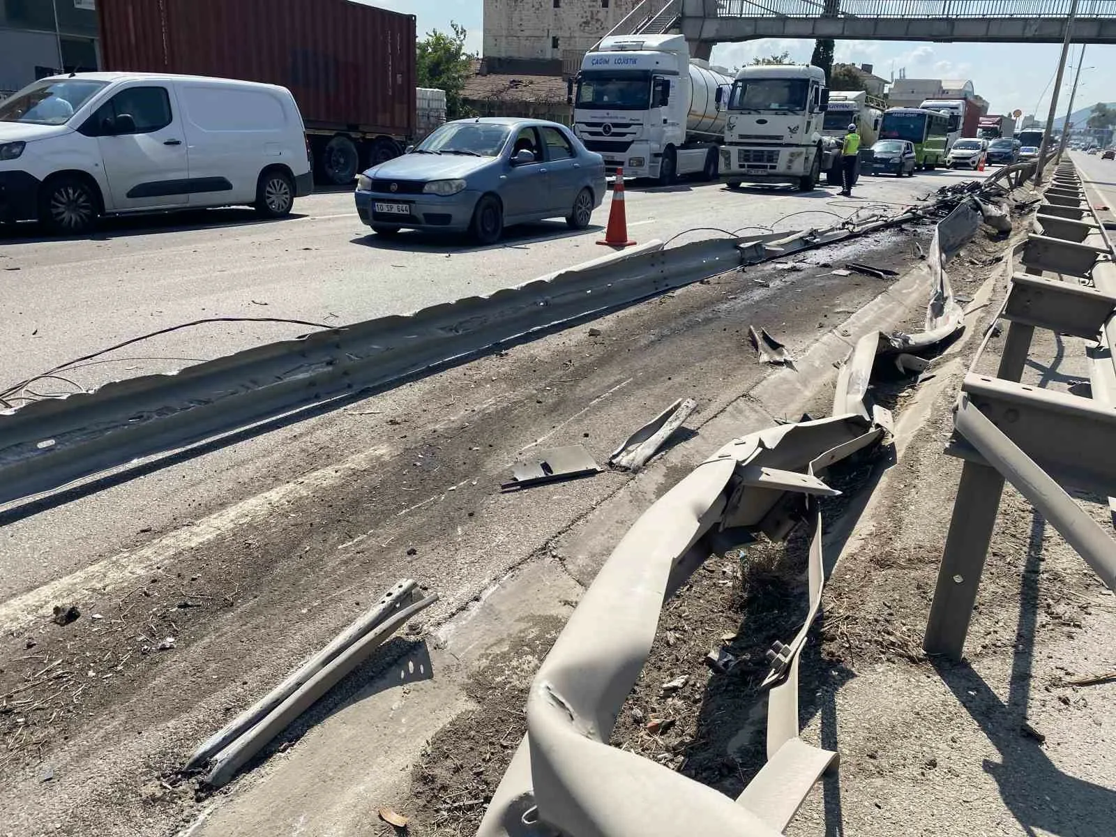 Kocaeli’nin Körfez ilçesinde kontrolden çıkan tır, bariyerleri aşarak karşı şeritte
