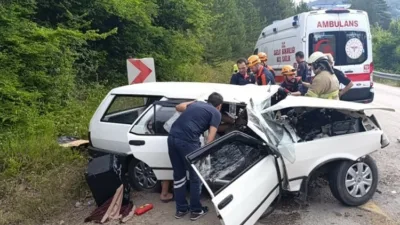 Karabük-Bartın kara yolunda tırın dorsesinin karşı şeride geçerek otomobile çarpması