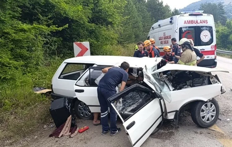 Karabük-Bartın kara yolunda tırın dorsesinin karşı şeride geçerek otomobile çarpması