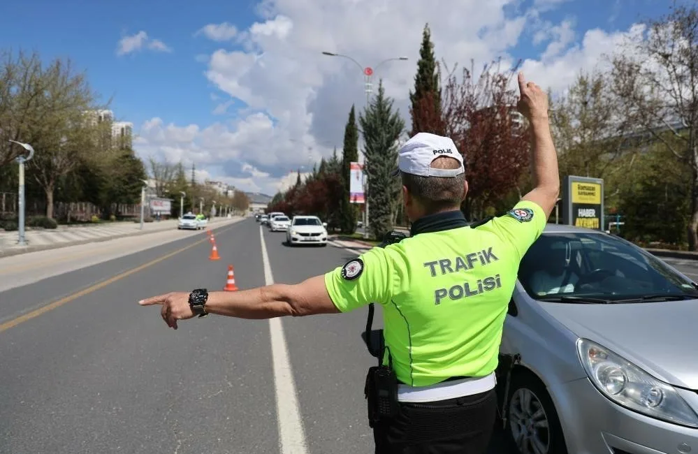 DÜZCE(İHA) – Düzce’de polis ve jandarma ekipleri tarafından yapılan denetimlerde
