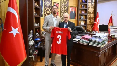 Milliyetçi Hareket Partisi (MHP) Genel Başkanı Devlet Bahçeli, milli futbolcu