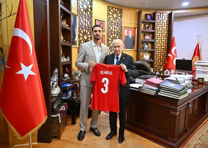 Milliyetçi Hareket Partisi (MHP) Genel Başkanı Devlet Bahçeli, milli futbolcu