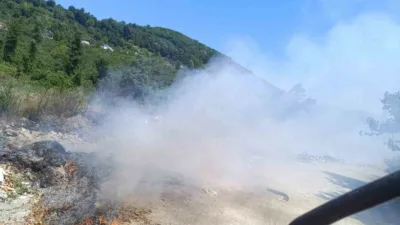 Zonguldak’ın Alaplı ilçesinde, Mollabey yolu üzerinde vatandaşlar tarafından atıkların bırakıldığı