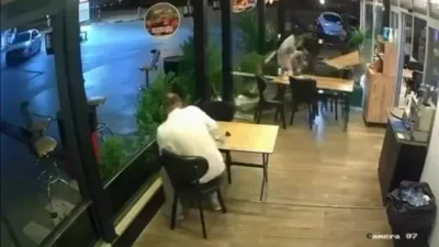 Kocaeli’de kontrolünü kaybeden motosiklet sürücüsü lokantanın cam vitrinine daldı. Çarpmanın