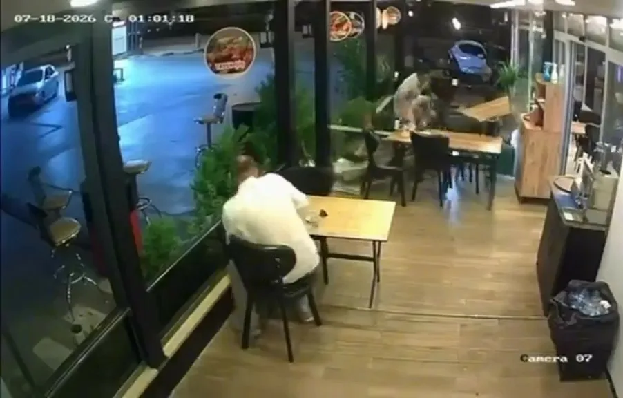 Kocaeli’de kontrolünü kaybeden motosiklet sürücüsü lokantanın cam vitrinine daldı. Çarpmanın