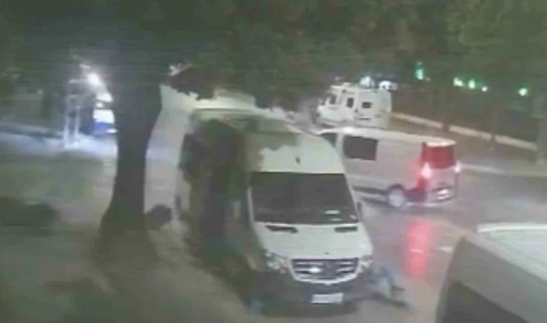 Sakarya’nın Adapazarı ilçesinde iki motosikletlinin ağır yaralandığı kazanın güvenlik kamerası