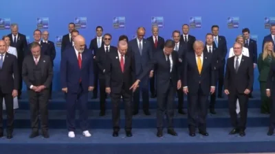 NATO Liderler Zirvesi kapsamında gerçekleştirilen aile fotoğrafı çekimi öncesinde ilginç