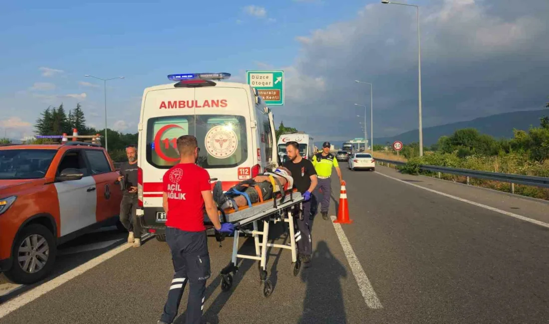 Anadolu Otoyolu’nun Düzce gişeleri mevkiinde kontrolden çıkan otomobilin bariyerlere saplanması