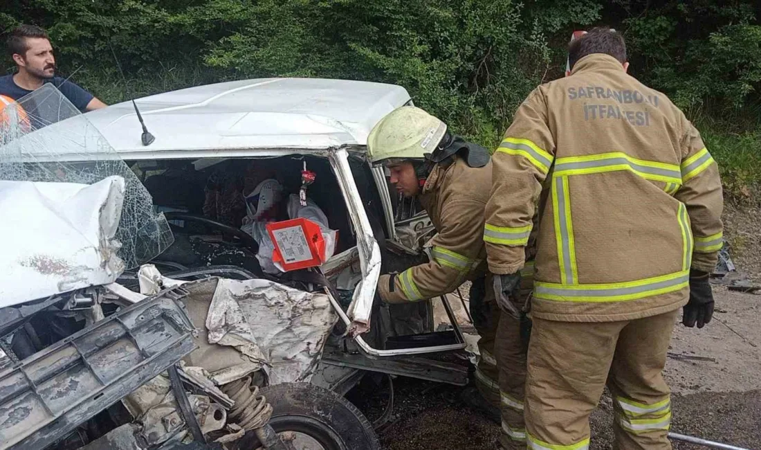 Karabük-Bartın kara yolunda otomobil ile tırın çarpışması sonucu 1’i ağır