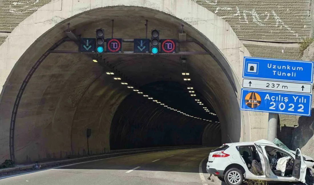 Zonguldak’ta kontrolden çıkan otomobil, tünel girişindeki tabelaya adeta ok gibi
