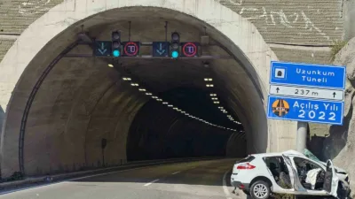 Zonguldak’ta kontrolden çıkan otomobil, tünel girişindeki tabelaya adeta ok gibi