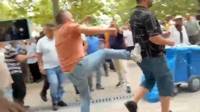 CHP’den istifa eden Özgür Özel’in cuma namazı çıkışında destekçileri ile