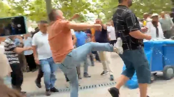 CHP’den istifa eden Özgür Özel’in cuma namazı çıkışında destekçileri ile