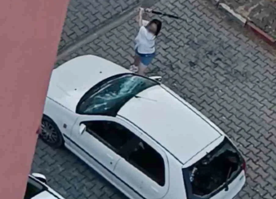 Karabük’te kimliği henüz belirlenemeyen bir kadının park halindeki otomobilin camlarını
