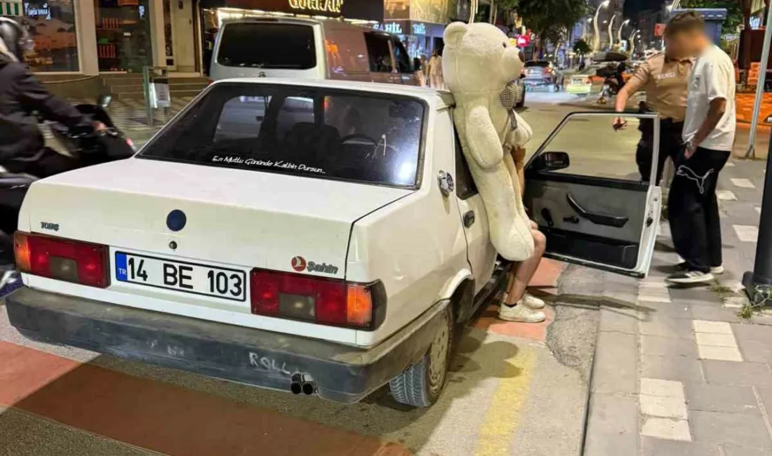 Bolu’da arka camına astığı peluş ayıyla trafikte seyrederken gece bekçilerinin