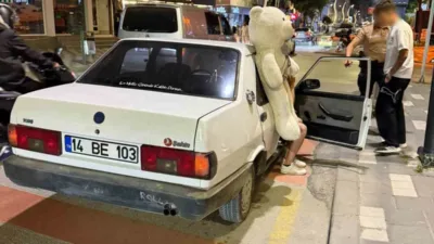 Bolu’da arka camına astığı peluş ayıyla trafikte seyrederken gece bekçilerinin