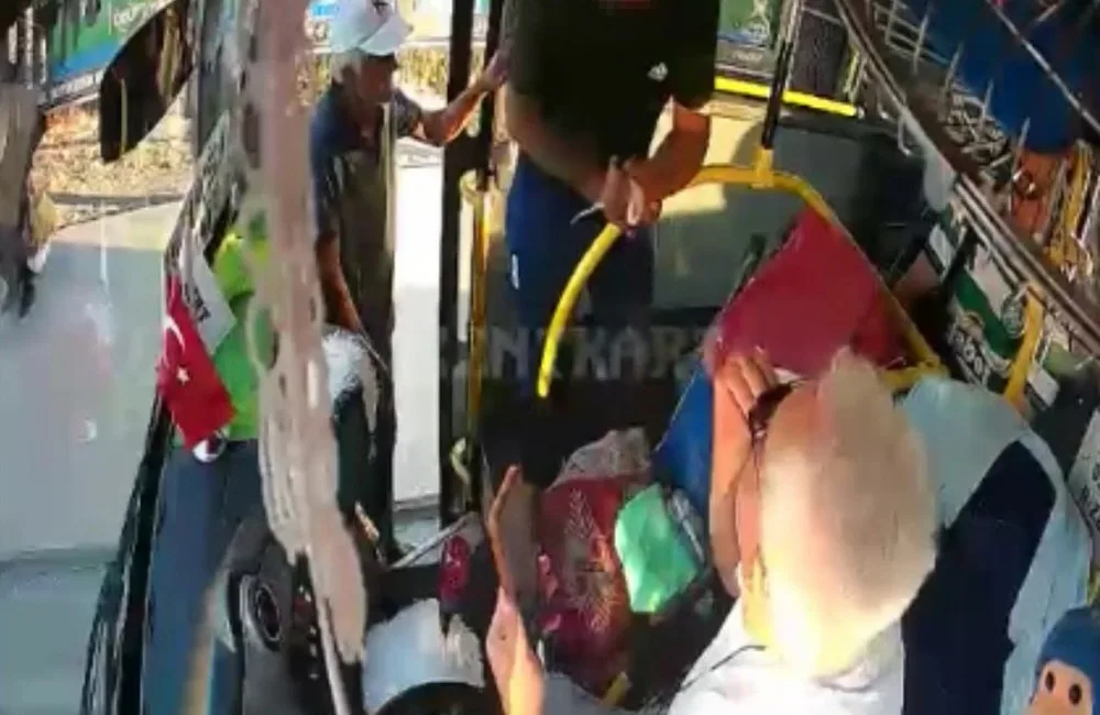 Kocaeli’de özel halk otobüsü şoförüyle durak nedeniyle tartışan ve yanında