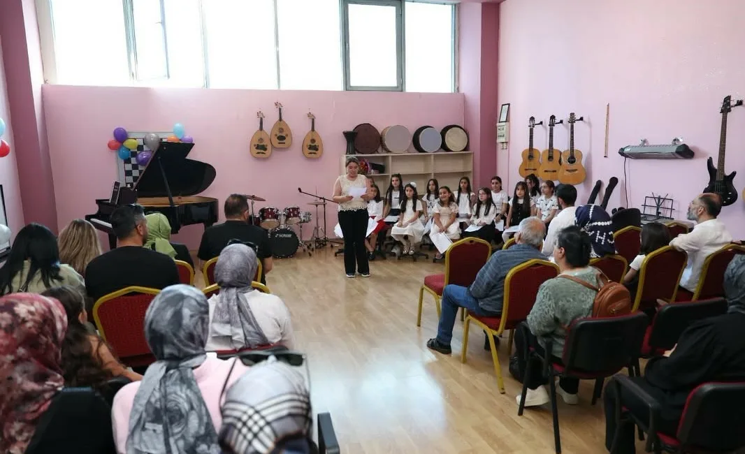 Pursaklar Belediyesine bağlı Yaşam Merkezinde piyano eğitimi alan kursiyerler, bir