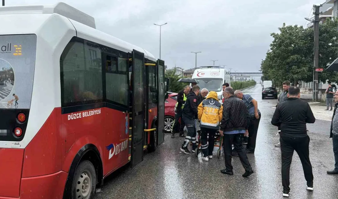 Düzce’de sağanak yağış beraberinde kazayı getirdi. Halk otobüsü ile otomobilin