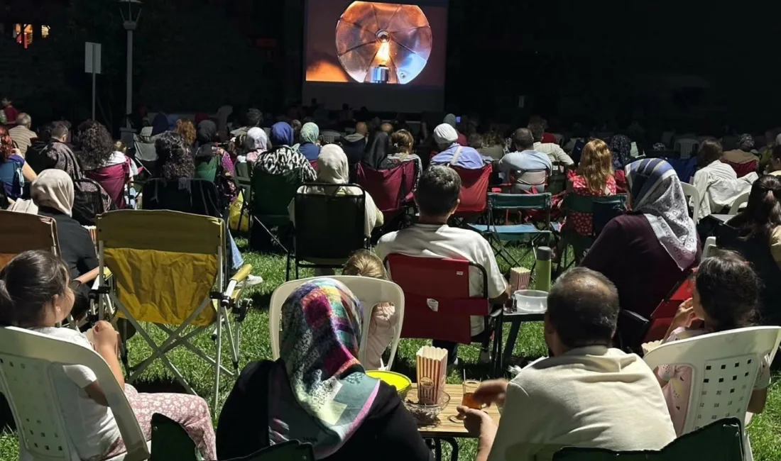 Gölcük Belediyesinin yaz sinema etkinlikleri kapsamında düzenlediği açık hava film